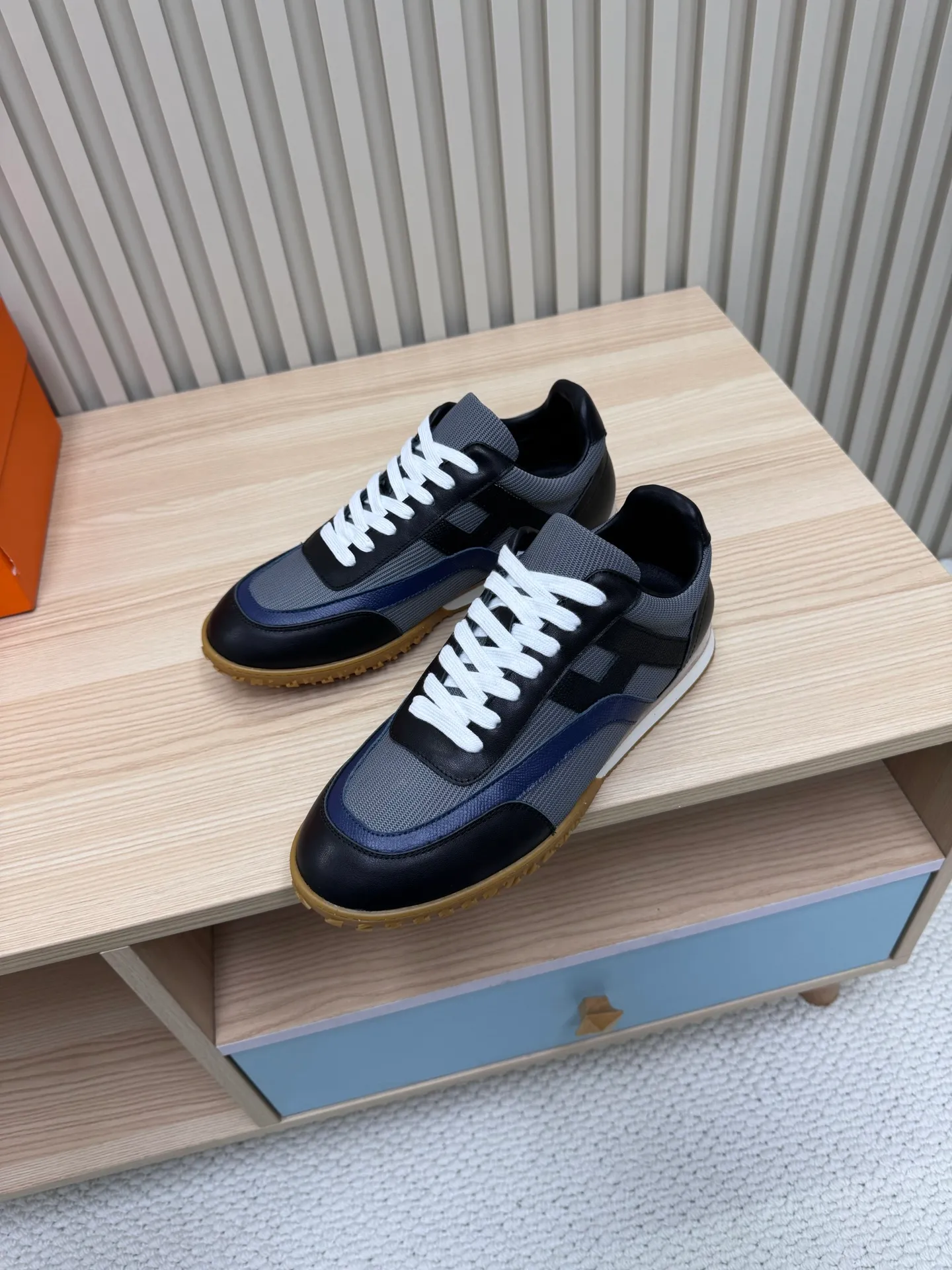 👟👟Ex-factory price 600👟👟 Hermes / Top version #couple style 24ss casual sneakers Suede goatskin sneakers decorated with contrasting patterns and iconic "H" details, beautifully packaged at the delivery counter🛍📦 Fabric: suede + down cloth Lining: mixed sheep lining Outsole: original TPU Bottom thickness: 2CM Size: 35-45
